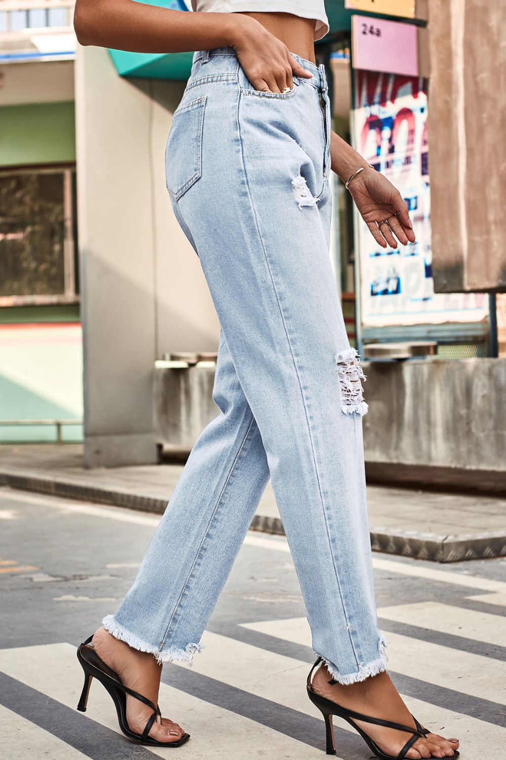 Distressed Buttoned Loose Fit Jeans 