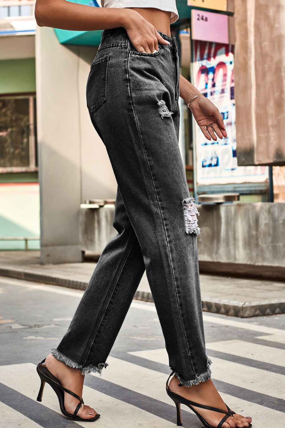Distressed Buttoned Loose Fit Jeans 