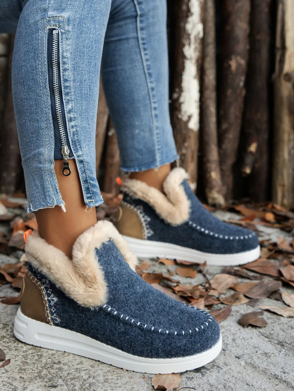 Furry Suede Round Toe Flat Sneakers 