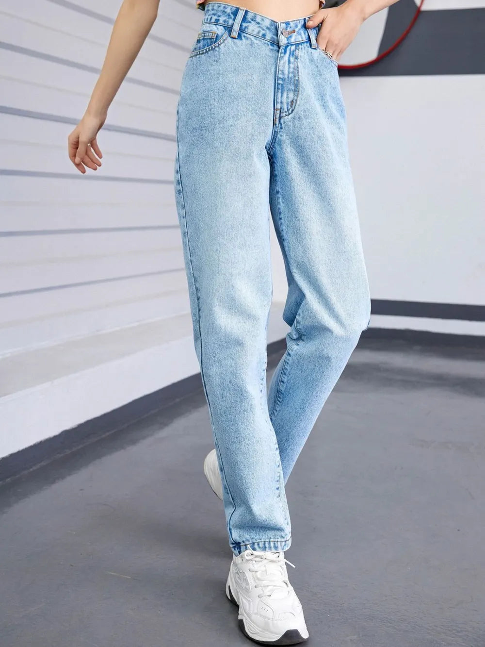 Straight Leg Jeans with Pockets 