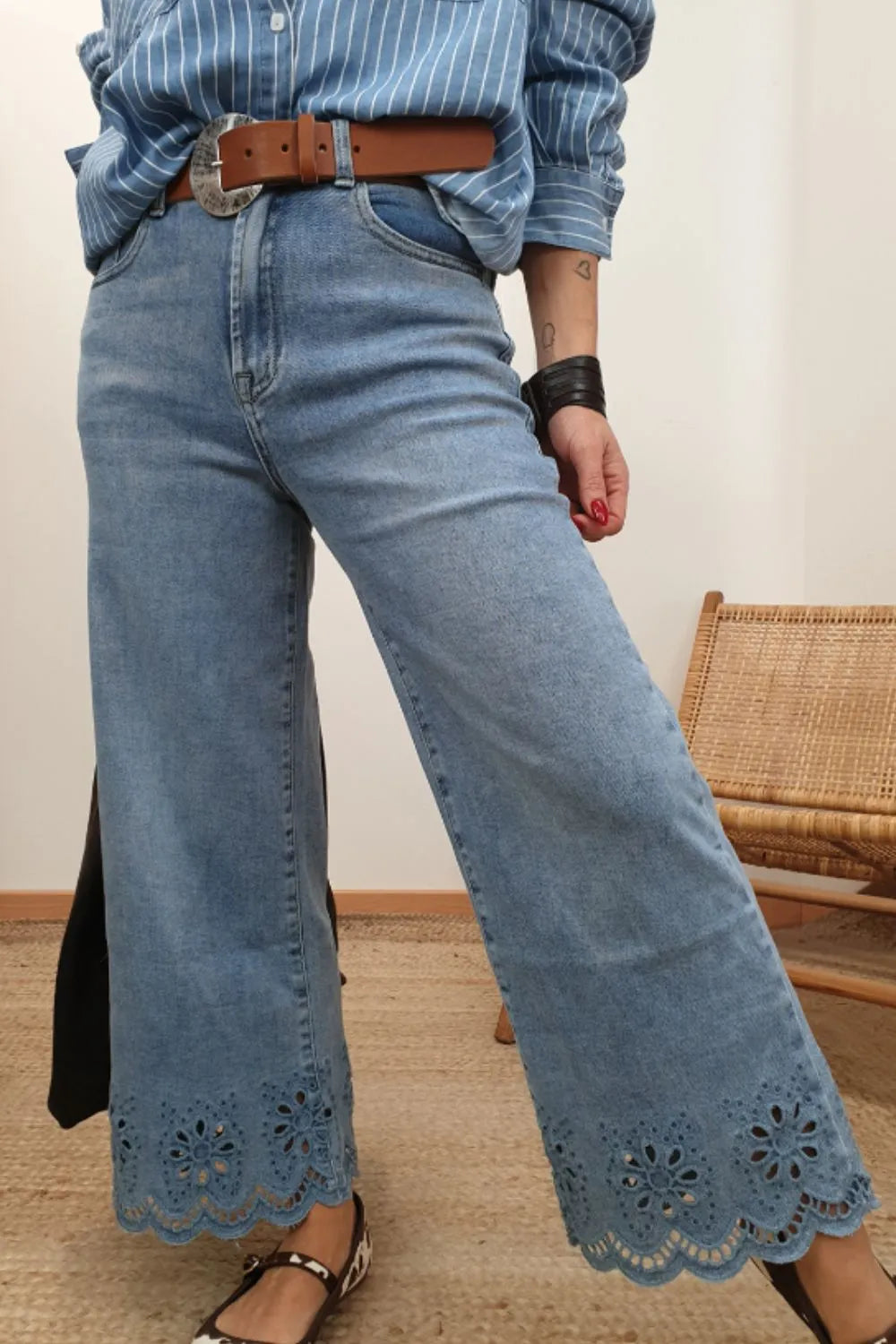 Lace Detail Cropped Wide Leg Jeans 