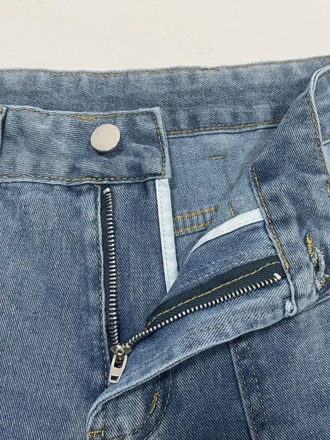 Distressed Jeans with Pockets 