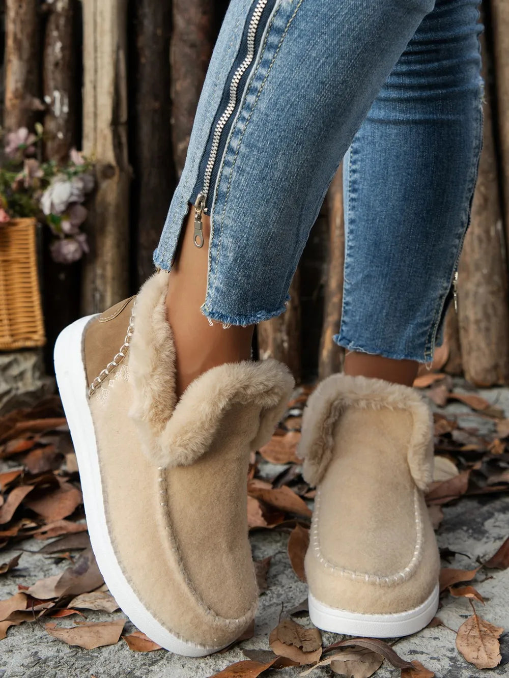 Furry Suede Round Toe Flat Sneakers 