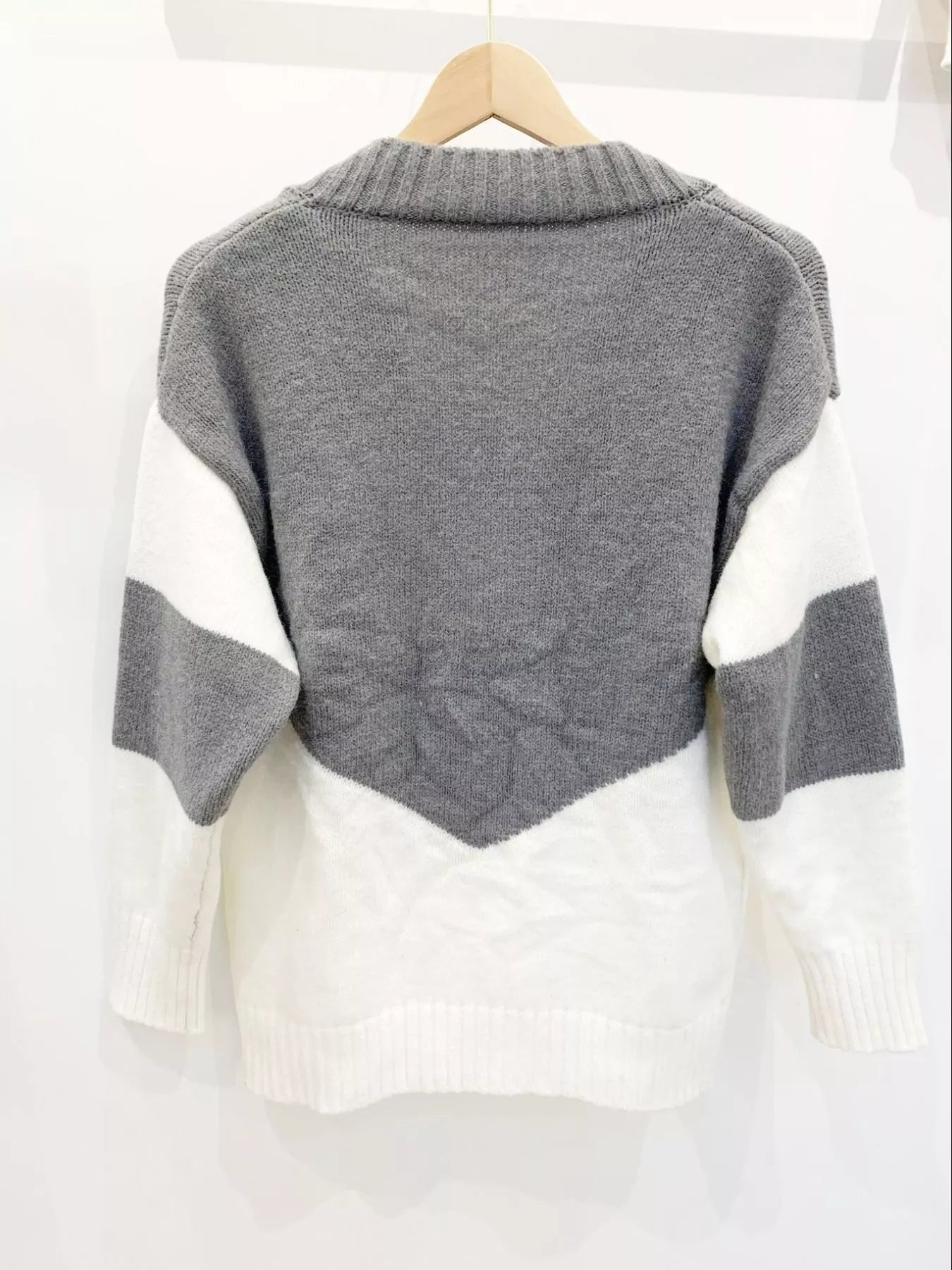 Color Block V-Neck Knit Sweater 