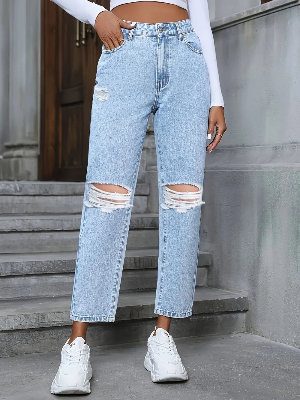 Distressed High Rise Jeans with Pockets 
