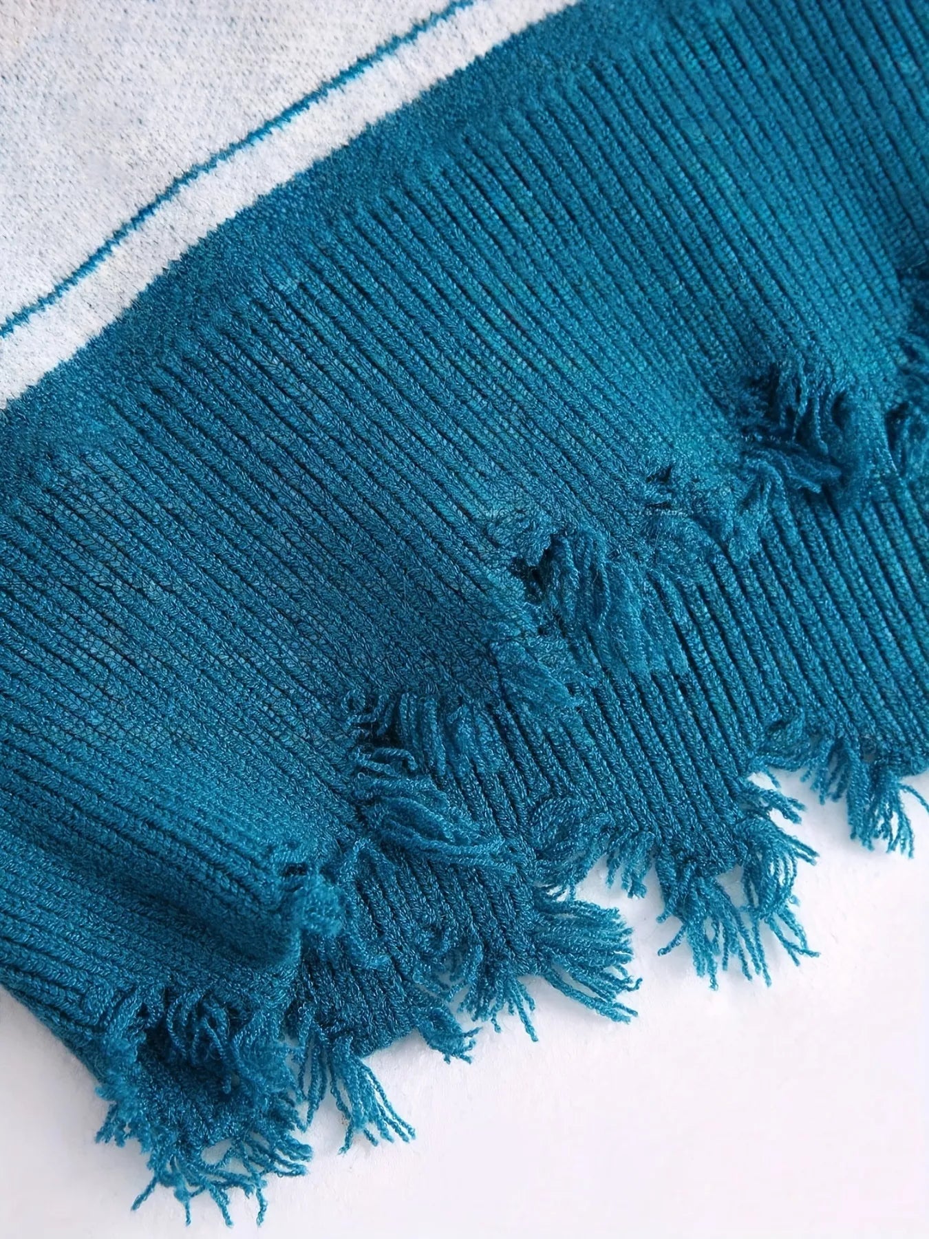 Geometric Frayed Hem V-Neck Long Sleeve Sweater 