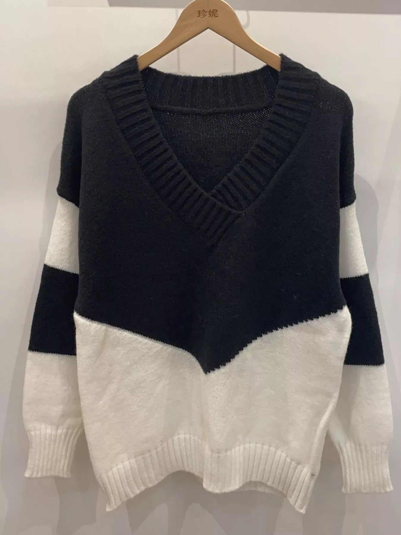 Color Block V-Neck Knit Sweater 