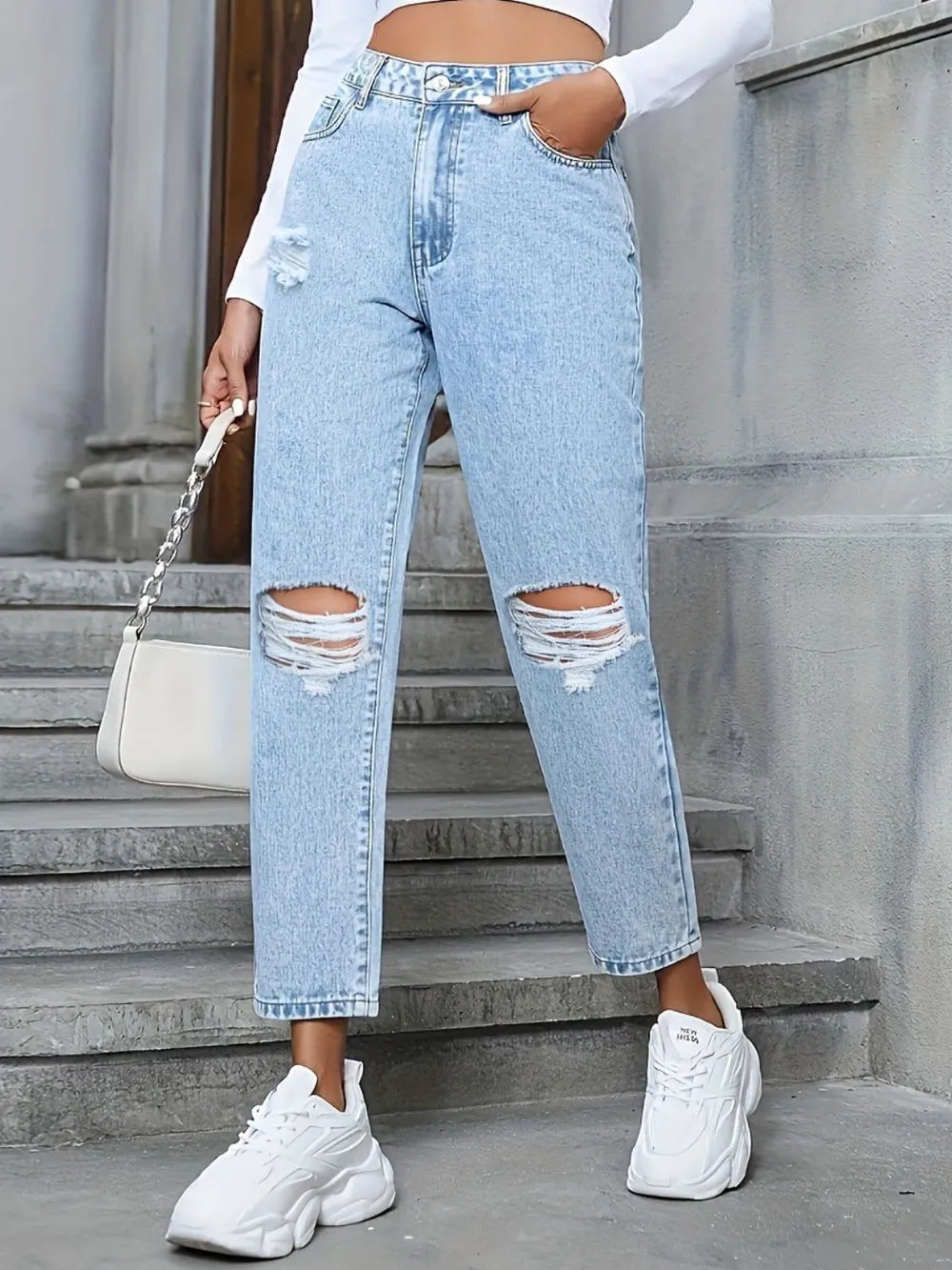 Distressed High Rise Jeans with Pockets 