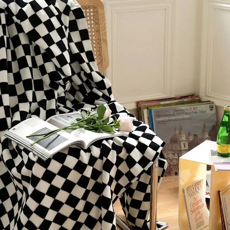 Classic Checkerboard Throw Blanket – Plush 100% Polyester Sofa Cover for Warmth and Comfort 