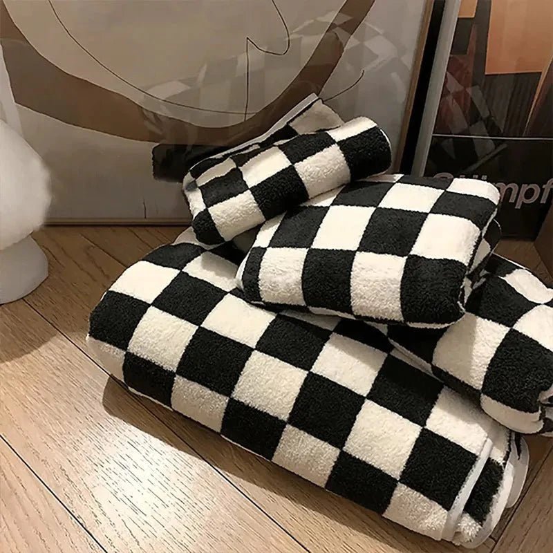 Classic Checkerboard Throw Blanket – Plush 100% Polyester Sofa Cover for Warmth and Comfort 