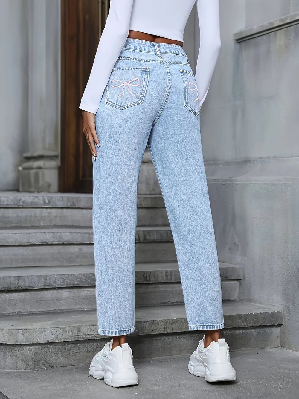 Distressed High Rise Jeans with Pockets 