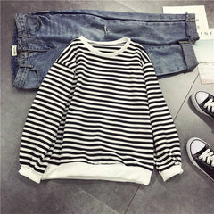 Black and White Striped Vintage Sweater dylinoshop